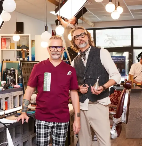 Szymon Majewski podczas wizyty w atelier fryzjerskim Barber Shop Flis w Grodzisku Mazowieckim