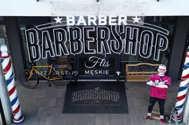 Witryna i bezpłatny parking salonu fryzjerskiego Barber Shop Flis przy ul. Królewskiej 36 (trasa DW719 Grodzisk – Milanówek – Błonie)